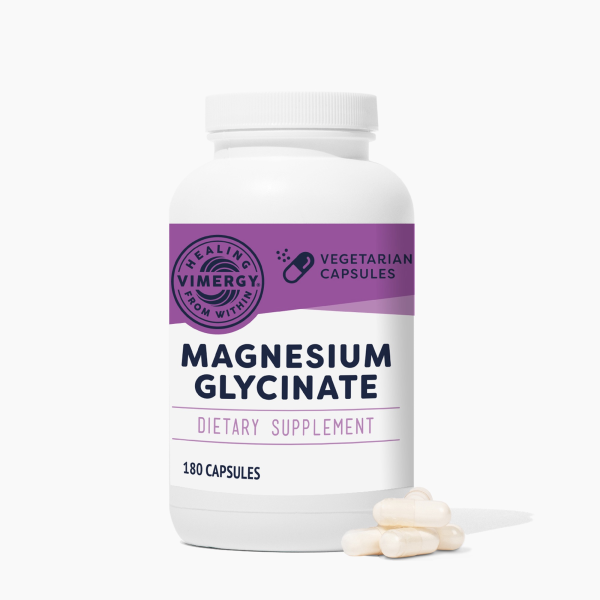 Produktfoto: Eine weiße Plastikflasche mit einem lila Etikett, auf dem 'MAGNESIUM GLYCINATE' und 'DIETARY SUPPLEMENT' steht. Daneben liegen einige weiße Kapseln. Oben auf dem Etikett steht 'VIMERGY' und 'VEGETARIAN CAPSULES'.