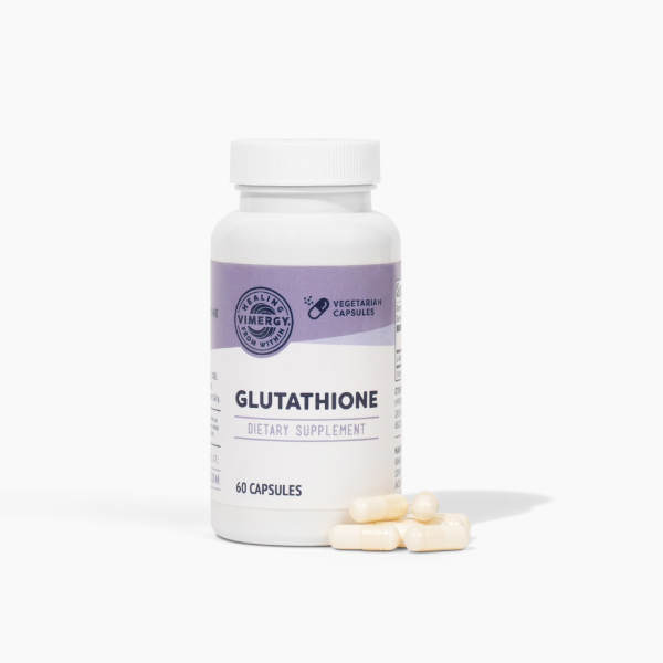 Produktfoto: Eine weiße Flasche mit der Aufschrift 'Glutathione' steht auf einer weißen Oberfläche. Daneben liegen einige Kapseln. Die Flasche hat ein lila Etikett mit dem Logo 'Vimergy'.