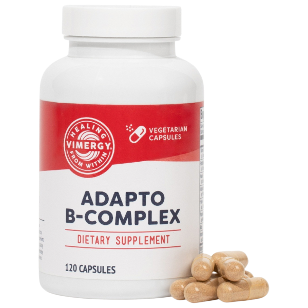 Produktfoto: Eine weiße Flasche mit rotem Etikett, auf dem “Adapto B-Complex“ steht. Daneben liegen einige Kapseln. Es handelt sich um ein Nahrungsergänzungsmittel der Marke Vimergy.