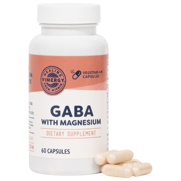 Produktfoto: Eine weiße Plastikflasche mit einem orangefarbenen Etikett, auf dem “GABA mit Magnesium“ steht. Daneben liegen einige Kapseln. Die Flasche hat einen weißen Deckel und enthält 60 Kapseln. Das Etikett zeigt auch das Logo und den Text “Vimergy“ sowie “Dietary Supplement“. Die Kapseln sind beige und liegen lose neben der Flasche.