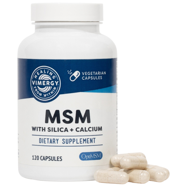 Produktfoto: Das Bild zeigt eine Flasche Nahrungsergänzungsmittel mit der Aufschrift 'MSM with Silica + Calcium'. Die Flasche ist weiß mit einem blauen Etikett. Vor der Flasche liegen einige Kapseln. Die Aufschrift '120 Capsules' ist ebenfalls zu sehen. Die Marke 'Vimergy' ist auf dem Etikett abgebildet. Der Hintergrund ist weiß.