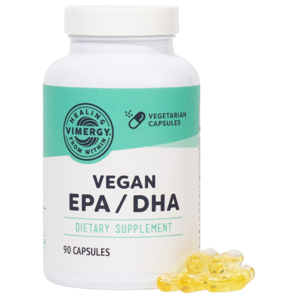 Produktfoto: Eine weiße Flasche mit einem grünen Etikett steht aufrecht. Auf dem Etikett steht 'Vegan EPA/DHA Dietary Supplement'. Daneben liegen gelbe Kapseln.
