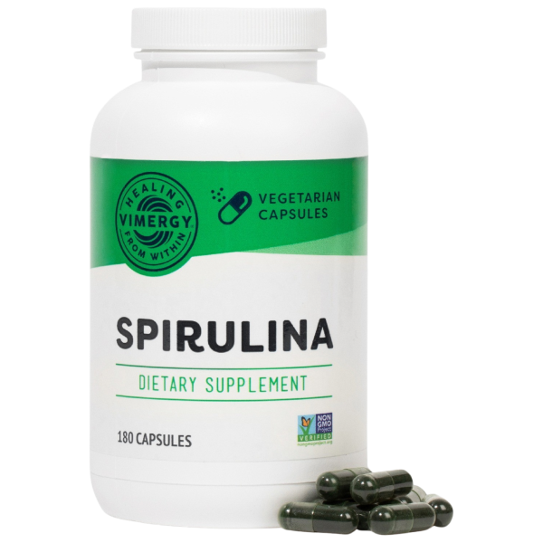 Produktfoto: Weiße Dose mit grüner Aufschrift 'Spirulina', Nahrungsergänzungsmittel, 180 vegetarische Kapseln. Einige Kapseln liegen daneben.