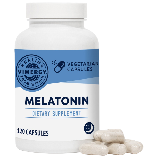Produktfoto: Flasche mit 120 vegetarischen Melatonin-Kapseln von Vimergy, blau-weißes Design, “Healing from Within“-Logo, Kapseln daneben.