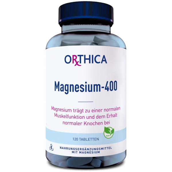 Produktfoto: Eine Flasche mit der Aufschrift 'Orthica Magnesium-400' steht im Vordergrund. Die Flasche ist transparent und enthält Tabletten. Auf dem Etikett steht, dass Magnesium zur normalen Muskelfunktion und zum Erhalt normaler Knochen beiträgt. Die Flasche enthält 120 Tabletten und ist als vegan gekennzeichnet. Das Design ist schlicht mit blauer und weißer Farbgebung.