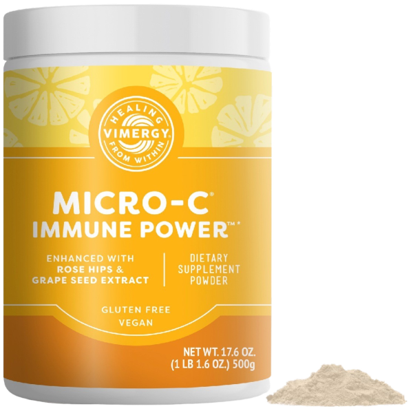 Produktfoto: Eine gelbe Verpackung mit weißem Deckel, beschriftet mit 'MICRO-C IMMUNE POWER'. Enthält Hagebutten- und Traubenkernextrakt. Glutenfrei und vegan. Nahrungsergänzungsmittelpulver, 500g. Ein Pulverhaufen daneben.