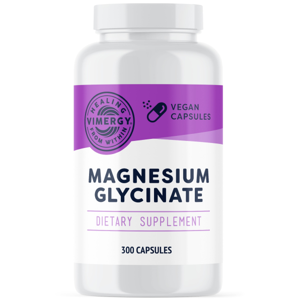 Produktfoto: Das Bild zeigt eine weiße Flasche mit violettem Etikett, auf dem “Magnesium Glycinate“ steht. Es handelt sich um ein Nahrungsergänzungsmittel mit 300 veganen Kapseln. Das Etikett trägt auch das Logo “Vimergy“ und den Hinweis “Healing from Within“.
