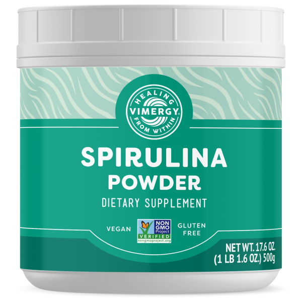Produktfoto: Ein grüner Behälter mit der Aufschrift 'Spirulina Powder Dietary Supplement'. Es ist vegan, glutenfrei und nicht gentechnisch verändert. Das Nettogewicht beträgt 500 g. Das Produkt ist von Vimergy und hat ein rundes Logo oben.