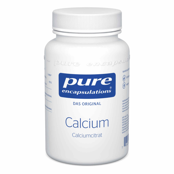 Produktfoto: Eine weiße Plastikflasche mit einem blauen Etikett. Auf dem Etikett steht “pure encapsulations Das Original Calcium Calciumcitrat“. Die Flasche hat einen weißen Schraubverschluss. Das Etikett enthält auch Symbole und einen Barcode.