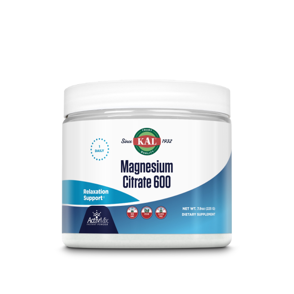 Produktfoto: Die Abbildung zeigt ein weißes Kunststoffbehältnis mit einem blauen Etikett. Auf dem Etikett steht 'KAL Magnesium Citrate 600'. Das Produkt wird als Nahrungsergänzungsmittel zur Entspannung beworben. Der Behälter ist auf einem weißen Hintergrund platziert.