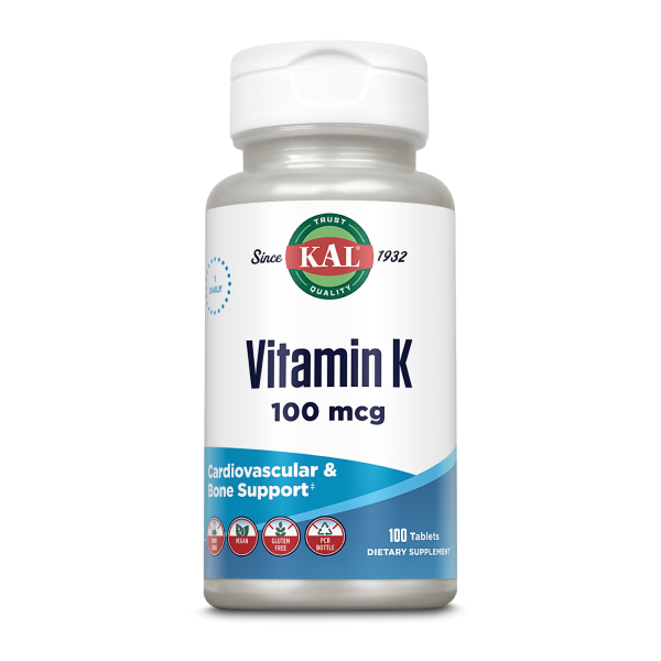 Produktfoto: Eine weiße Plastikflasche mit einem Etikett, das “KAL Vitamin K 100 mcg“ zeigt. Darunter steht “Cardiovascular & Bone Support“. Das Etikett hat blaue und weiße Farben. Die Flasche enthält 100 Tabletten und ist als vegan, glutenfrei und in einer recycelbaren Flasche gekennzeichnet.