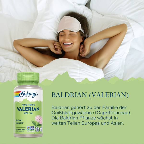 Produktfoto: Eine Frau liegt lächelnd in einem Bett mit weißer Bettwäsche und trägt eine Schlafmaske. Neben ihr ist eine Flasche Solaray Baldrian 470 mg zu sehen. Der Hintergrund ist grün mit Text über die Baldrianpflanze.
