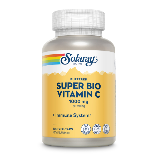 Produktfoto: Das Bild zeigt eine Flasche Solaray Super Bio Vitamin C Nahrungsergänzungsmittel mit 1000 mg pro Portion. Die Flasche ist weiß mit einem gelben Etikett, das den Produktnamen und die Dosierung sowie Symbole für vegan, lab-verifiziert und zeitverzögerte Freigabe zeigt.