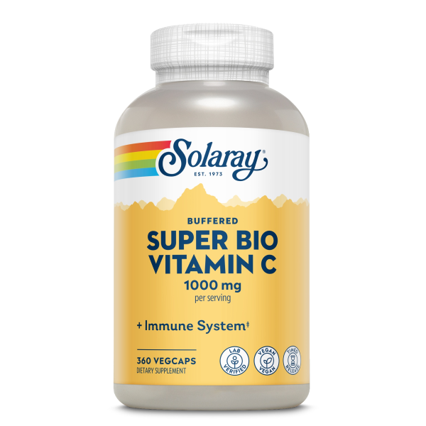 Produktfoto: Das Bild zeigt eine Flasche des Nahrungsergänzungsmittels “Solaray Super Bio Vitamin C“. Die Flasche ist weiß mit einem gelben Etikett, auf dem der Markenname Solaray und die Produktbezeichnung in blauer Schrift stehen. Es enthält 1000 mg Vitamin C pro Portion. Auf dem Etikett sind Symbole für “Lab Verified“, “Vegan“ und “Timed Release“ zu sehen.