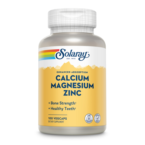 Produktfoto: Eine Flasche mit Nahrungsergänzungsmitteln der Marke Solaray, die Calcium, Magnesium und Zink enthält. Das Etikett ist gelb mit blauem Text und verspricht verbesserte Aufnahme, Knochengesundheit und gesunde Zähne. Die Flasche enthält 100 VegCaps und ist laborgeprüft sowie vegan zertifiziert.