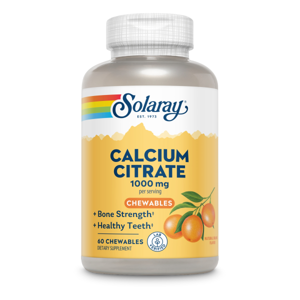 Produktfoto: Das Bild zeigt eine Flasche mit dem Nahrungsergänzungsmittel “Solaray Calcium Citrate 1000 mg“. Die Flasche ist weiß mit einem gelben Etikett und enthält 60 Kaubonbons. Auf dem Etikett sind Orangen und der Hinweis auf Knochengesundheit abgebildet.