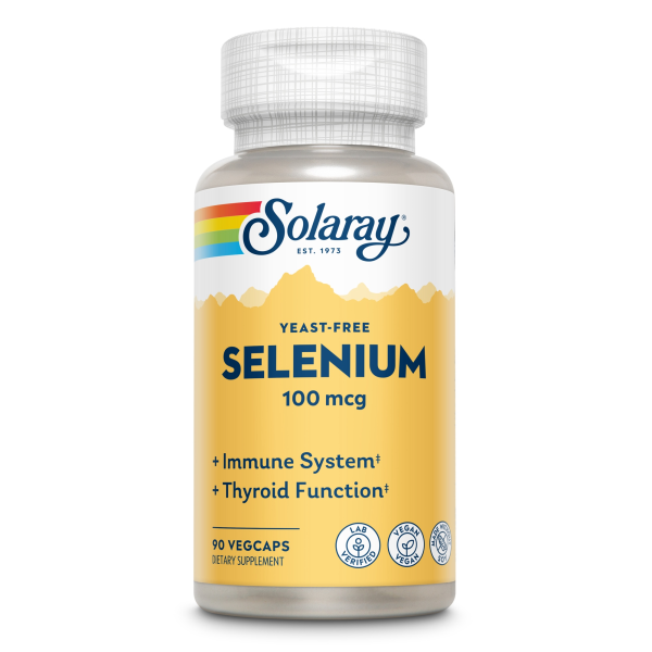 Produktfoto: Eine Flasche des Nahrungsergänzungsmittels Solaray Selen 100 mcg ist zu sehen. Die Flasche ist weiß mit einem gelben Etikett, auf dem der Markenname Solaray und die Aufschrift “Yeast-Free Selenium 100 mcg“ stehen. Zusätzlich sind die Vorteile für das Immunsystem und die Schilddrüsenfunktion hervorgehoben. Das Produkt enthält 90 vegane Kapseln und ist als Labor-geprüft gekennzeichnet. Symbole für vegan und Labor-geprüft sind ebenfalls abgebildet.