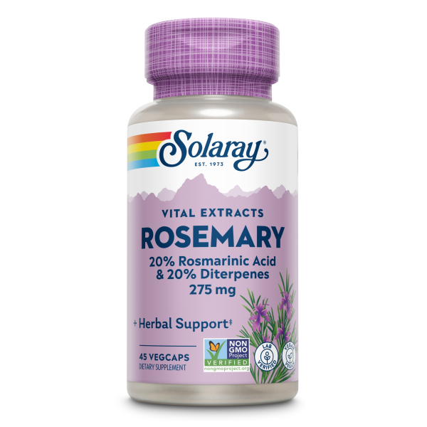 Produktfoto: Eine Flasche mit dem Produkt “Solaray Vital Extracts Rosemary“. Die Flasche hat ein lila Etikett mit der Aufschrift “20% Rosmarinsäure & 20% Diterpene 275 mg“. Es ist ein Nahrungsergänzungsmittel mit 45 VegCaps und ist als nicht-GVO verifiziert.