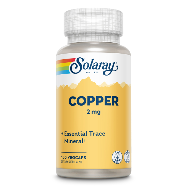Produktfoto: Das Bild zeigt eine Plastikflasche mit einem Etikett von Solaray, das “Copper 2 mg“ und “Essential Trace Mineral“ anzeigt. Die Flasche enthält 100 Vegcaps und ist für Nahrungsergänzungsmittel bestimmt. Das Etikett ist gelb mit einem weißen oberen Bereich, auf dem der Markenname Solaray in blauer Schrift steht. Unten sind Symbole für “Lab Verified“ und “Vegcaps“ zu sehen.