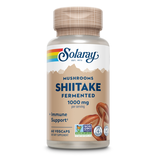 Produktfoto: Das Bild zeigt eine Flasche Shiitake-Pilz-Ergänzungsmittel der Marke Solaray. Die Flasche hat ein farbiges Etikett mit der Aufschrift 'Mushrooms Shiitake Fermented 1000 mg per serving'. Auf dem Etikett sind auch Symbole für 'Non-GMO Project Verified' und 'Lab Verified' zu sehen. Die Flasche enthält 60 vegane Kapseln und bietet Unterstützung für das Immunsystem. Die Farben des Etiketts sind beige, blau, rot, gelb und grün.