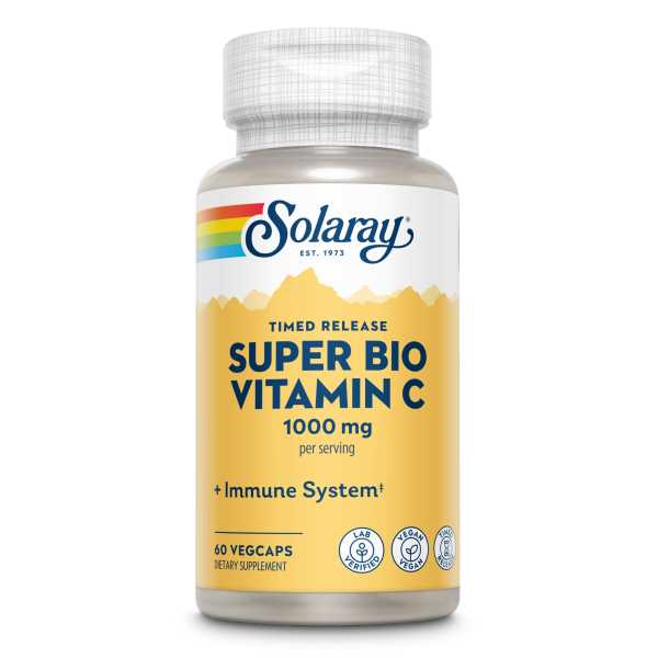 Produktfoto: Eine Flasche mit dem Produkt “Solaray Super Bio Vitamin C“ steht aufrecht. Das Etikett zeigt den Produktnamen, die Dosierung von 1000 mg pro Portion und die Eigenschaften wie “Timed Release“, “Immune System“, “Lab Verified“, “Vegan“ und “60 Vegcaps“. Das Design ist in Gelb und Weiß gehalten, mit einem Regenbogen-Logo oben.