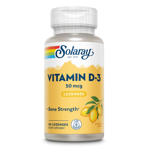 Produktfoto: Das Bild zeigt eine Flasche mit Solaray Vitamin D-3 Lutschtabletten. Die Flasche hat ein gelbes Etikett mit der Aufschrift 'Vitamin D-3 50 mcg'. Auf dem Etikett sind auch ein Regenbogen-Logo und das Bild einer Zitrone zu sehen. Die Flasche enthält 60 Lutschtabletten und ist als Nahrungsergänzungsmittel gekennzeichnet. Die Aufschrift 'Bone Strength' und 'Lab Verified' sind ebenfalls auf dem Etikett zu finden. Die Flasche hat einen weißen Deckel mit einem grauen Muster.