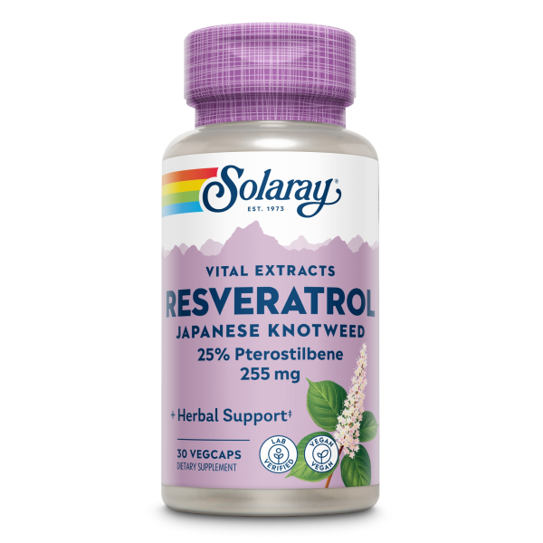 Produktfoto: Eine Flasche mit Nahrungsergänzungsmittel von Solaray mit der Aufschrift 'Resveratrol Japanese Knotweed'. Die Flasche ist lila und weiß mit einem lila Deckel. Auf der Vorderseite sind Informationen wie '25% Pterostilbene 255 mg', 'Herbal Support', '30 Vegcaps', 'Lab Verified' und 'Vegan' zu sehen. Ein Bild von japanischem Knöterich ist ebenfalls auf dem Etikett abgebildet.