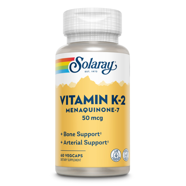 Produktfoto: Eine Flasche Solaray Vitamin K-2 Menaquinone-7 Nahrungsergänzungsmittel mit 50 mcg pro Kapsel. Die Flasche ist gelb mit einem Regenbogen-Logo und enthält 60 Kapseln. Sie bietet Unterstützung für Knochen und Arterien.
