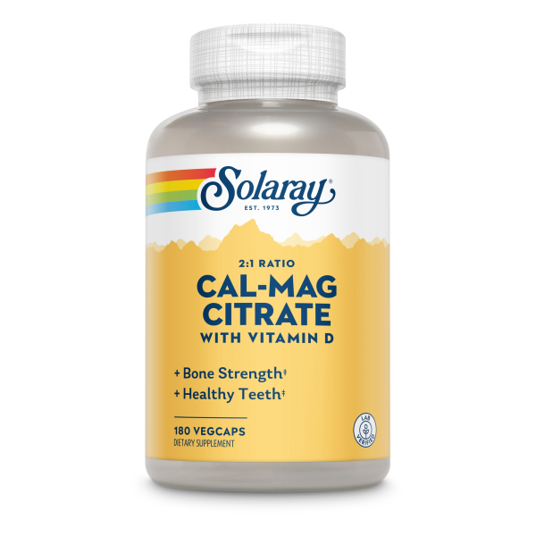 Produktfoto: Eine Flasche mit Nahrungsergänzungsmitteln der Marke Solaray. Das Etikett zeigt 'Cal-Mag Citrate mit Vitamin D' in einem 2:1 Verhältnis. Verspricht Unterstützung für Knochenstärke und gesunde Zähne. Enthält 180 Vegcaps. Das Design ist in Gelb und Weiß gehalten.
