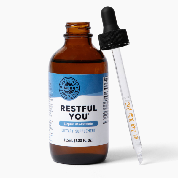 Produktfoto: Das Bild zeigt eine braune Glasflasche mit einem blauen Etikett, auf dem “RESTFUL YOU“ steht. Es handelt sich um ein flüssiges Melatonin-Nahrungsergänzungsmittel von Vimergy. Daneben liegt eine Pipette mit ml-Markierungen.