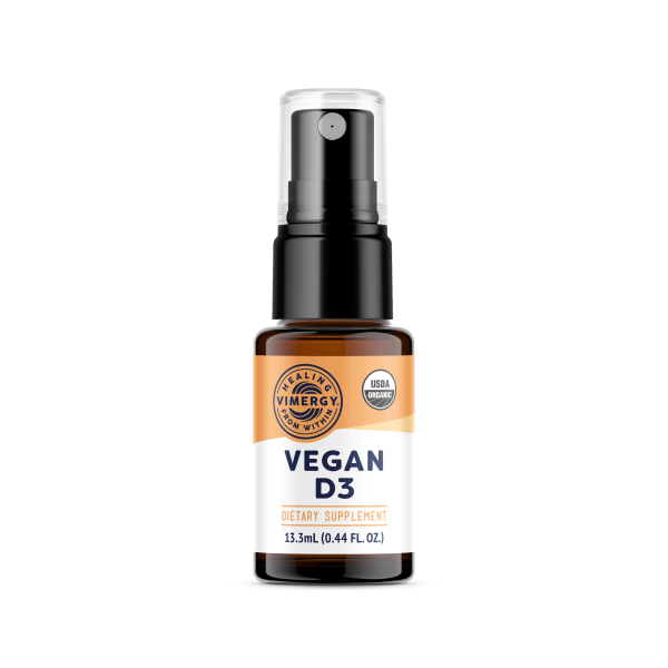 Produktfoto: Das Bild zeigt eine braune Sprühflasche mit einem schwarzen Sprühkopf und einer transparenten Kappe. Auf dem Etikett steht “Vegan D3“ und “Dietary Supplement“. Es gibt ein USDA Organic-Siegel.