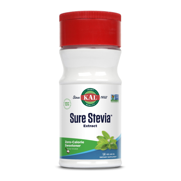 Produktfoto: Das Bild zeigt eine weiße Plastikflasche mit rotem Deckel, auf der “KAL Sure Stevia Extract“ steht. Es ist ein kalorienfreier Süßstoff, der als nicht-GVO zertifiziert ist. Auf der Flasche sind grüne Blätter abgebildet.