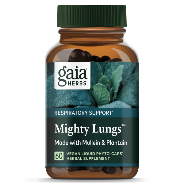Produktfoto: Das Bild zeigt eine braune Flasche mit grünem Schraubverschluss, die das Produkt “Mighty Lungs“ von Gaia Herbs enthält. Auf dem Etikett steht “Respiratory Support“ und es wird angegeben, dass das Produkt mit Königskerze und Wegerich hergestellt ist. Es sind 60 vegane Flüssigkapseln enthalten. Die Flasche ist vor einem Hintergrund mit grünen Blättern abgebildet.
