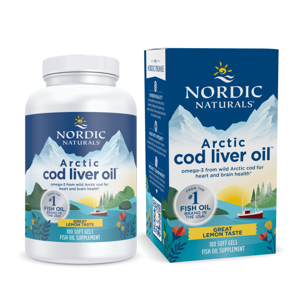 Produktfoto: Das Bild zeigt eine Flasche und eine Verpackung von Nordic Naturals Arctic Cod Liver Oil. Die Flasche ist weiß mit einem blauen Etikett, das eine Berglandschaft zeigt. Die Verpackung hat ein ähnliches Design mit einem QR-Code an der Seite. Beide Produkte sind für die Unterstützung von Herz- und Gehirngesundheit durch Omega-3-Fettsäuren aus wildem arktischem Kabeljau. Die Aufschrift auf der Verpackung betont den Zitronengeschmack und die Herkunft als Fischölmarke Nr. 1 in den USA.
