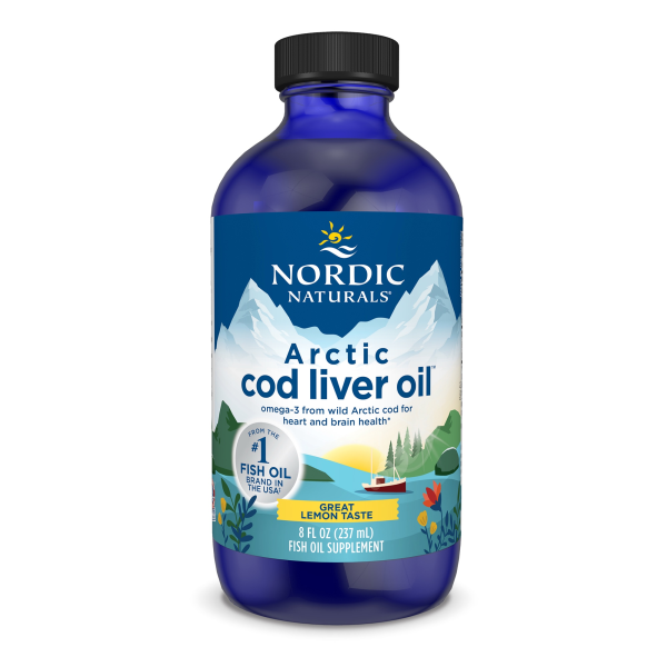 Produktfoto: Eine blaue Flasche mit der Aufschrift 'Nordic Naturals Arctic Cod Liver Oil'. Die Flasche zeigt eine Landschaft mit Bergen, Bäumen und einem Boot. Es handelt sich um ein Fischölpräparat mit Zitronengeschmack, das aus wildem arktischem Kabeljau gewonnen wird. Die Flasche enthält 237 ml.
