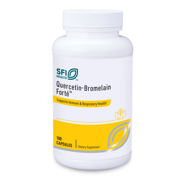 Produktfoto: Eine weiße Plastikflasche mit einem Schraubverschluss, die als Nahrungsergänzungsmittel Quercetin-Bromelain Forte von SFI Health gekennzeichnet ist. Die Flasche hat ein gelbes Etikett, das die Unterstützung der Immun- und Atemwegsgesundheit bewirbt. Enthält 100 Kapseln.