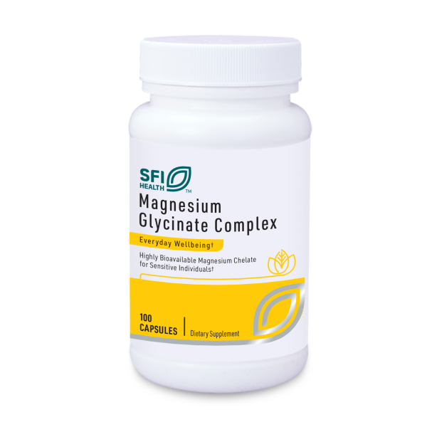 Produktfoto: Das Bild zeigt eine weiße Plastikflasche mit einem Schraubverschluss, auf der “SFI Health Magnesium Glycinate Complex“ steht. Die Flasche hat ein gelbes Etikett mit dem Text “Everyday Wellbeing“ und enthält 100 Kapseln. Sie ist für empfindliche Personen geeignet und bietet hoch bioverfügbares Magnesium-Chelat.