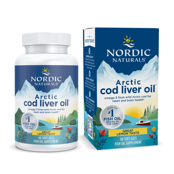 Produktfoto: Das Bild zeigt eine Flasche und eine Verpackung von Nordic Naturals Arctic Cod Liver Oil. Die Flasche ist weiß mit einem blauen Etikett, das Berge und das Meer zeigt. Auf dem Etikett steht “Arctic Cod Liver Oil“ und “Great Lemon Taste“. Die Verpackung hat ein ähnliches Design mit zusätzlichen Informationen und einem QR-Code. Beide Produkte sind als Nahrungsergänzungsmittel mit Omega-3-Fettsäuren beschrieben.