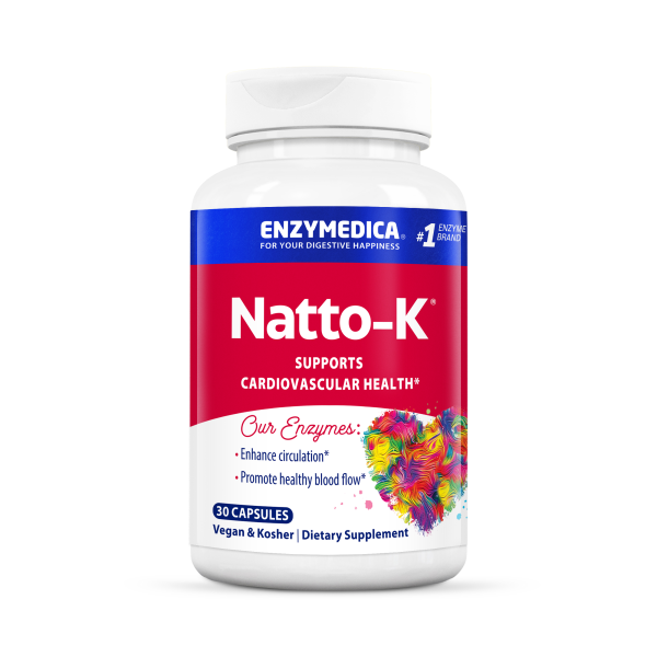 Produktfoto: Das Bild zeigt eine weiße Plastikflasche mit einem roten Etikett. Auf dem Etikett steht groß “Natto-K“ und darunter “Supports Cardiovascular Health“. Oben auf dem Etikett ist der Markenname “Enzymedica“ zu sehen. Am unteren Rand des Etiketts stehen die Worte “Vegan & Kosher | Dietary Supplement“. Ein buntes Herz ist ebenfalls auf dem Etikett abgebildet. Die Flasche enthält 30 Kapseln.