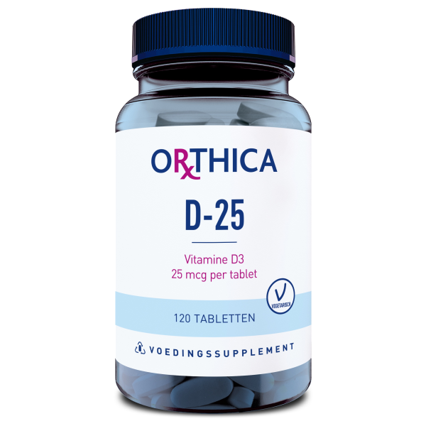Produktfoto: Eine Flasche mit dem Nahrungsergänzungsmittel Orthica D-25, das Vitamin D3 enthält. Die Flasche ist blau und enthält 120 Tabletten, die jeweils 25 mcg Vitamin D3 liefern. Auf dem Etikett steht “Vegetarisch“ und “Voedingssupplement“.
