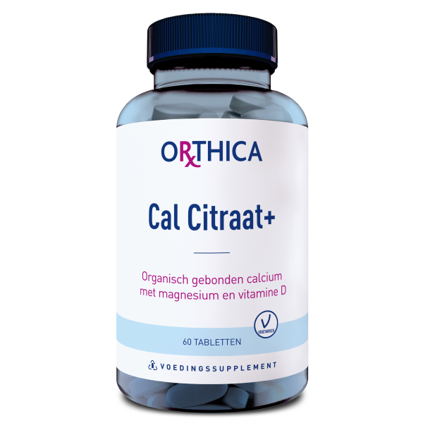 Produktfoto: Eine Flasche mit dem Etikett 'ORTHICA Cal Citraat+' enthält 60 Tabletten. Das Etikett beschreibt die Inhaltsstoffe als organisch gebundenes Calcium mit Magnesium und Vitamin D. Die Verpackung ist blau und weiß mit einem vegetarischen Symbol.