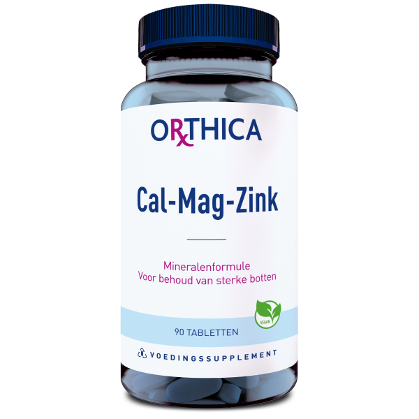 Produktfoto: Ein Nahrungsergänzungsmittel in einer transparenten Flasche mit blauem Deckel. Auf dem Etikett steht 'ORTHICA Cal-Mag-Zink'. Die Flasche enthält 90 Tabletten und ist als vegan gekennzeichnet. Die Aufschrift ist in niederländischer Sprache.
