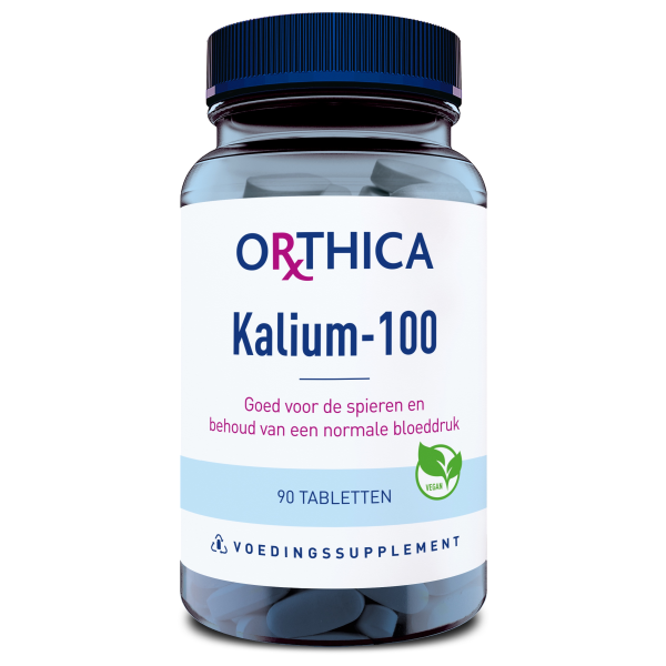 Produktfoto: Das Bild zeigt eine Flasche mit Nahrungsergänzungsmitteln der Marke Orthica. Auf dem Etikett steht “Kalium-100“. Die Flasche enthält 90 Tabletten und ist als vegan gekennzeichnet. Das Produkt soll gut für die Muskeln und den Erhalt eines normalen Blutdrucks sein. Die Flasche ist aus durchsichtigem Material mit einem blauen Deckel.