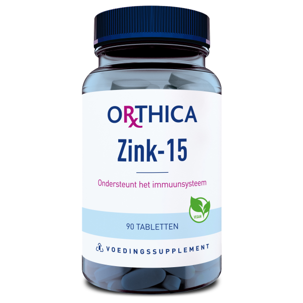 Produktfoto: Eine durchsichtige Flasche mit blauem Deckel, die 90 Tabletten enthält. Auf dem Etikett steht 'Orthica Zink-15', 'Ondersteunt het immuunsysteem' und 'Voedingssupplement'. Ein grünes Vegan-Logo ist sichtbar.