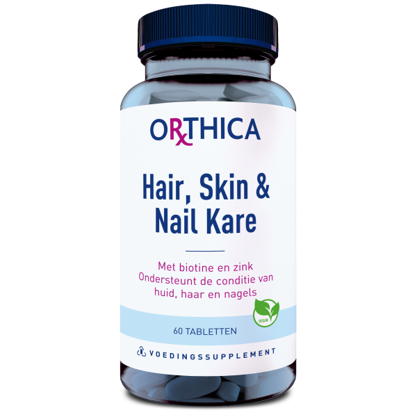 Produktfoto: Das Bild zeigt eine blaue Flasche mit einem Etikett der Marke Orthica. Auf dem Etikett steht 'Hair, Skin & Nail Kare'. Es enthält 60 Tabletten und ist ein Nahrungsergänzungsmittel mit Biotin und Zink. Ein grünes Blatt-Symbol zeigt an, dass es vegan ist.