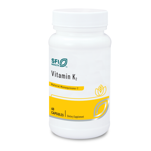 Produktfoto: Eine weiße Plastikflasche mit einem Schraubverschluss, auf der “SFI Health“ und “Vitamin K2“ steht. Die Flasche enthält 60 Kapseln und ist als Nahrungsergänzungsmittel gekennzeichnet. Das Etikett ist in Weiß und Gelb gehalten.