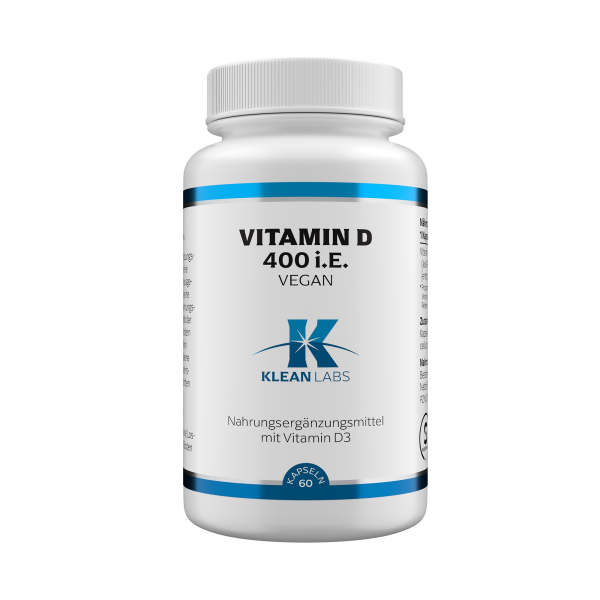 Produktfoto: Eine weiße Plastikflasche mit blauer Schrift und einem weißen Schraubverschluss. Auf der Flasche steht “Vitamin D 400 i.E. VEGAN“ und “KLEAN LABS“. Es handelt sich um ein Nahrungsergänzungsmittel mit Vitamin D3, 60 Kapseln.