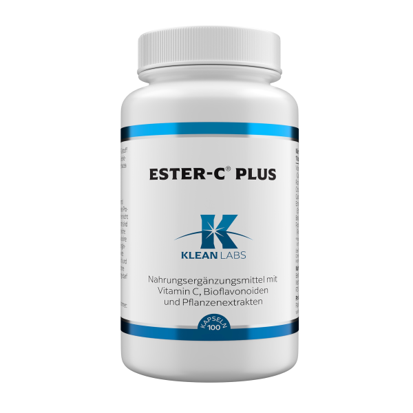 Produktfoto: Eine weiße Plastikflasche mit blauer Beschriftung auf einem schwarzen Hintergrund. Die Vorderseite zeigt den Text 'ESTER C® PLUS' und das Logo von Klean Labs. Darunter steht 'Nahrungsergänzungsmittel mit Vitamin C, Bioflavonoiden und Pflanzenextrakten'. Die Flasche enthält 100 Kapseln.