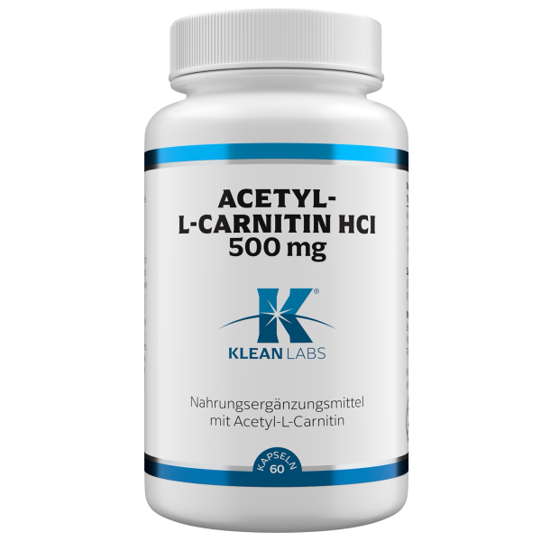 Produktfoto: Eine weiße Flasche mit der Aufschrift 'Acetyl-L-Carnitin HCI 500 mg' von Klean Labs steht auf einer weißen Oberfläche. Links sind Symbole für glutenfrei, vegan, ohne Gentechnik und laborgeprüft. Rechts ist ein grünes Blatt zu sehen.