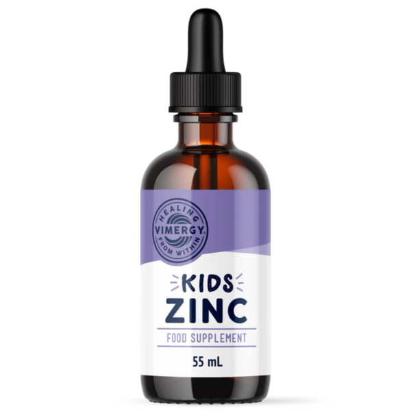 Produktfoto: Das Bild zeigt eine braune Glasflasche mit einem schwarzen Tropfverschluss. Auf dem Etikett steht “Kids Zinc Dietary Supplement“, 55 mL (1.85 FL. OZ.). Es gibt ein USDA Organic-Siegel und das Logo “Healing Vimergy From Within“.